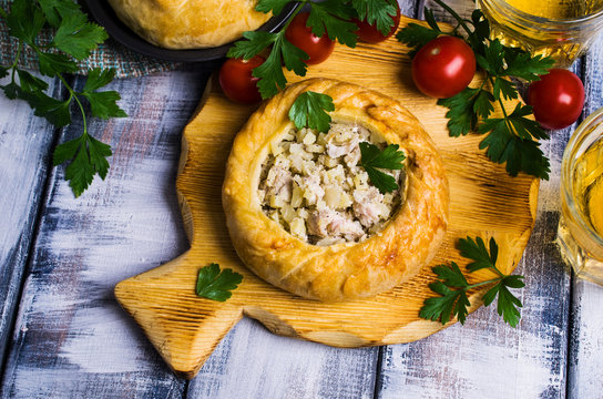Round meat pie with vegetables