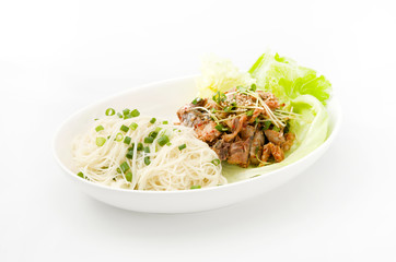 油そーめんとさば缶のキムチ和え