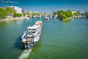 Barge on the Seine - obrazy, fototapety, plakaty