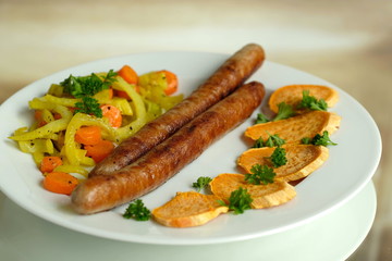 Bratwurst mit Gemüse