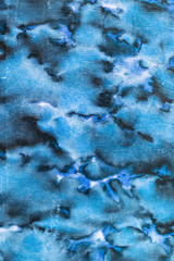 Blau, fleckig - abstraktes Muster auf gealtertem, verblassten retro Buchumschlag