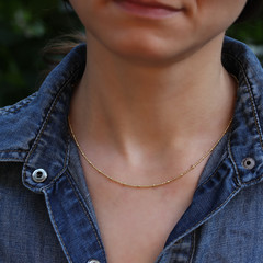 Gold chain at the neck of a woman