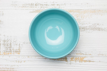 Empty bowl in the wood - 171583903