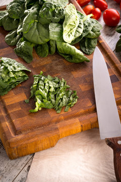 Foglie di spinaci freschi ambientati sul tagliere
