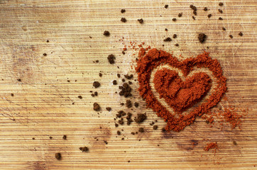 Serce usypane z przyprawy chilli i kawy rozpuszczalnej.