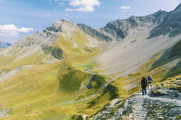Le Tour du Mont Blanc est une randonnée unique d& 39 environ 200 km autour du Mont Blanc qui peut être complétée en 7 à 10 jours en passant par l& 39 Italie, la Suisse et la France.