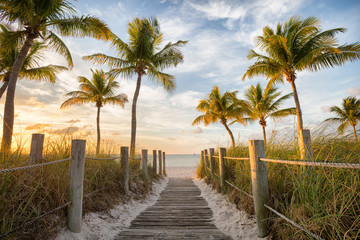 Footbridge to the Smathers beach on sunrise - Key West, Florida - obrazy, fototapety, plakaty