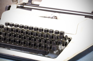 печатная машинка старая  стоит на столе 