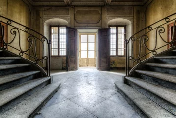 Selbstklebende Fototapete Alte verlassene Gebäude Doppelte Treppe
