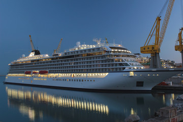 NAVE DA CROCIERA NEL PORTO