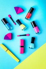 Obraz premium concept cosmetic set on blue background top view