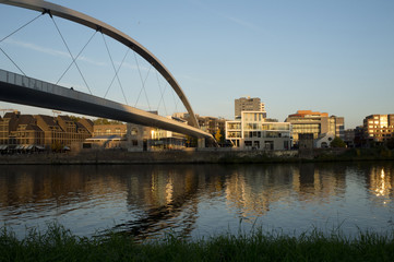 Gezicht op het stadsdeel Wyck van Maastricht, met de voetgangersbrug verbonden vanuit het Centrum