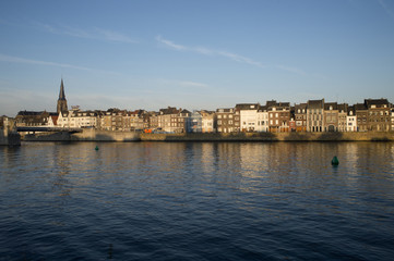 Maastricht, gezicht op stadsdeel Wyck met de Maas op de voorgrond