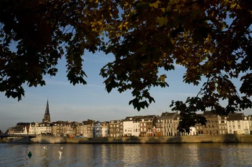 Foto auf Acrylglas Maastricht, gezicht op stadsdeel Wyck met de Maas op de voorgrond © twanwiermans