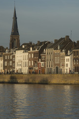 Maastricht, gezicht op stadsdeel Wyck met de Maas op de voorgrond
