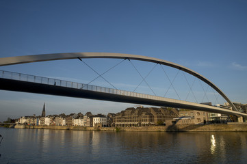 Fototapeta na wymiar Gezicht op het stadsdeel Wyck van Maastricht, met de voetgangersbrug verbonden vanuit het Centrum