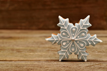 Weihnachtsplätzchen auf Holzhintergrund