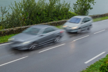 Fototapeta na wymiar Verkehrssicherheit Drängler bei nasser Fahrbahn auf der Landstraße - Road safety to little safety distance on a country road