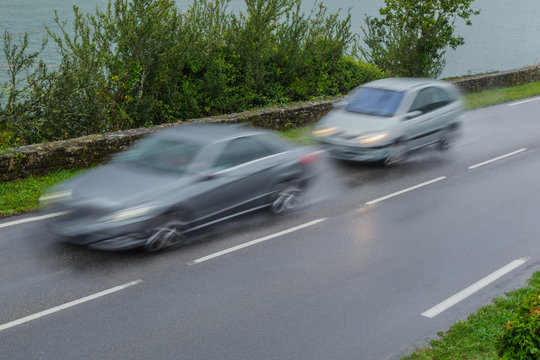 Verkehrssicherheit Drängler bei nasser Fahrbahn auf der Landstraße - Road safety  to little safety distance on a country road