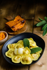 Ravioli ripieni di zucca, fuoco selettivo