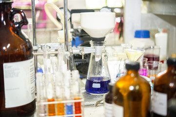 Chemical filtration with Buchner funnel bushings using a vacuum pump, in chemical laboratories.