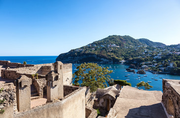 Vue sur le port de Forio depuis le château Aragonais d'Ischia, golfe de Naples, région de...