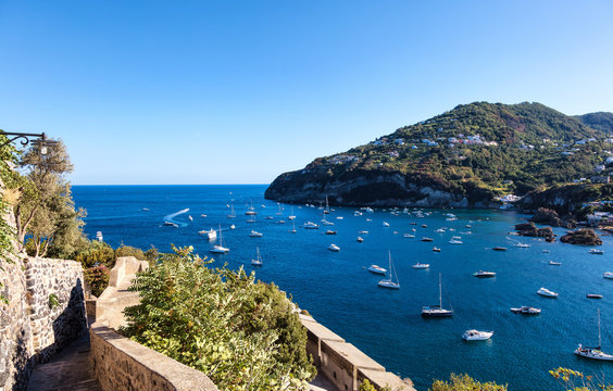 Vue sur le port de Forio depuis le ch&acirc;teau Aragonais d'Ischia, golfe de Naples, r&eacute;gion de Campanie,Italie