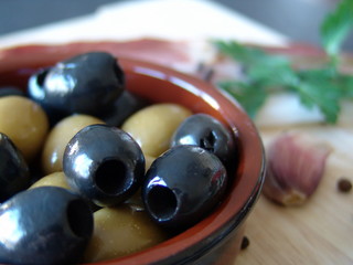 Oliven mit Schinkenwurst