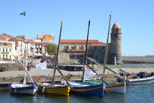 Barques catalanes dans le port de Collioure