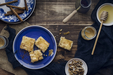 Porciones de baklava turca con nueces y miel