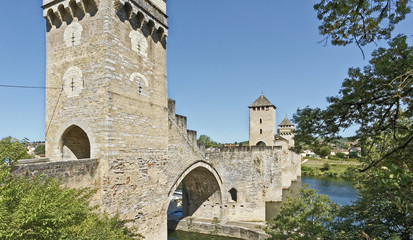 Fototapeta na wymiar Pont Valentré à Cahors 1