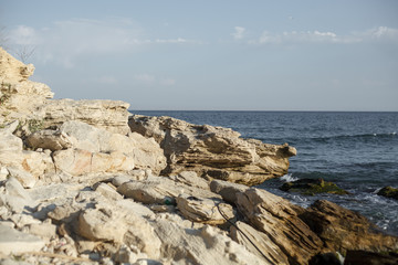 Fototapeta na wymiar stony shore view with a cliff