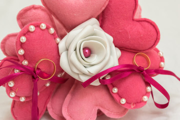 Manualidad. Ramo de rosas y corazones de fieltro para portar anillos de boda.