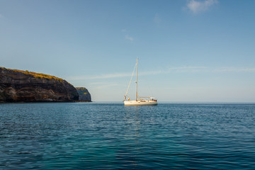 Fototapeta na wymiar Barca a vela sull'isola di Ventotene