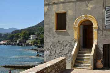 Fototapeta na wymiar Côte rocheuse à Erbalunga dans le Cap Corse