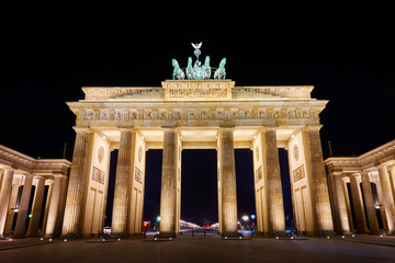 Obraz premium Brandenburger Tor (Brandenburg Gate) panorama, famous landmark in Berlin Germany at night