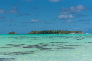     Paradise little island, motu, in French Polynesia, panorama
