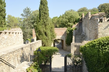 Fototapeta na wymiar Medieval place next to the walls in Girona, Spain