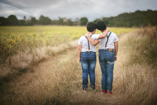 Hermanos abrazados en el campo