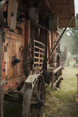 Ansicht einer historischer Dreschmaschine in Betrieb beim dreschen von Weizen, View of a historic threshing machine in operation while threshing wheat