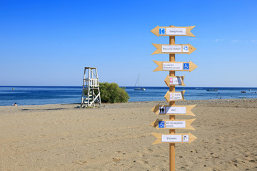 Strzałki kierunku na plaży, wyspa Rodos w Grecji. - obrazy, fototapety, plakaty