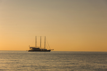 Fototapeta na wymiar boat in sea sunset