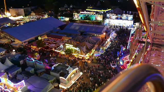 Blick vom Riesenrad auf einen Jahrmarkt.