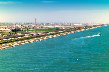 Ausfahrt aus dem Suezkanal ins Mittelmeer entlang der Hafenstädte Port Said und Port Fouad