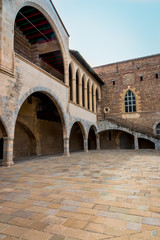 Fototapeta na wymiar La cour du Palais des Rois de Majorque à Perpignan