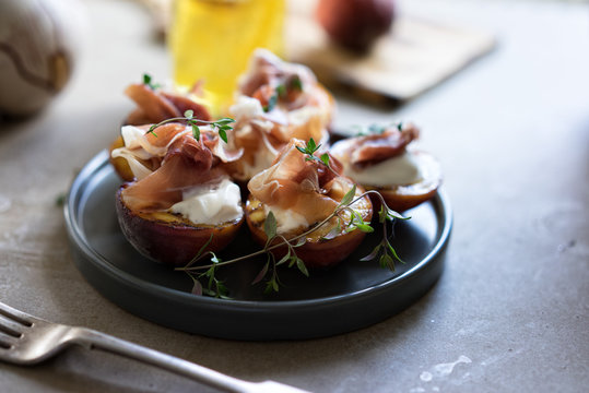 Grilled peaches with cr&iacute;_&iacute;?me fra&iacute;_?&aring;che, Parma ham and honey.