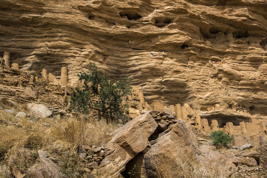 Abandoned cliff dwellings on the Bandiagara escarpment above Telí village, Mali 