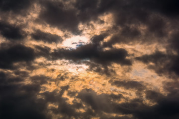 Ein bewölkter Abendhimmel