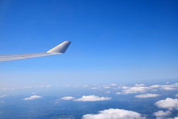 Flügelspitze eines Flugzeugs beim Flug über den Wolken
