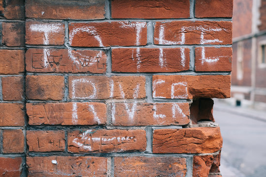 'To the river' sign